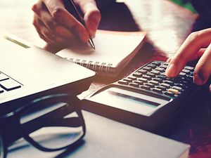 Finanzierungsservice: Nahaufnahme. Jemand macht sich Notizen und rechnet
